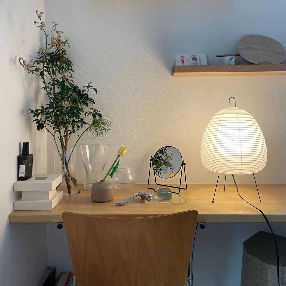 Akari Paper 1A Table Lamp decorating wooden office workspace with decor vases