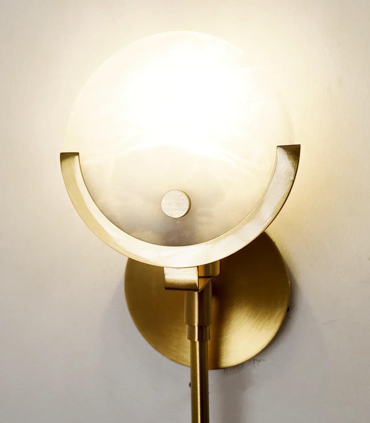 Alabaster-Ava-Messing-Wandleuchte