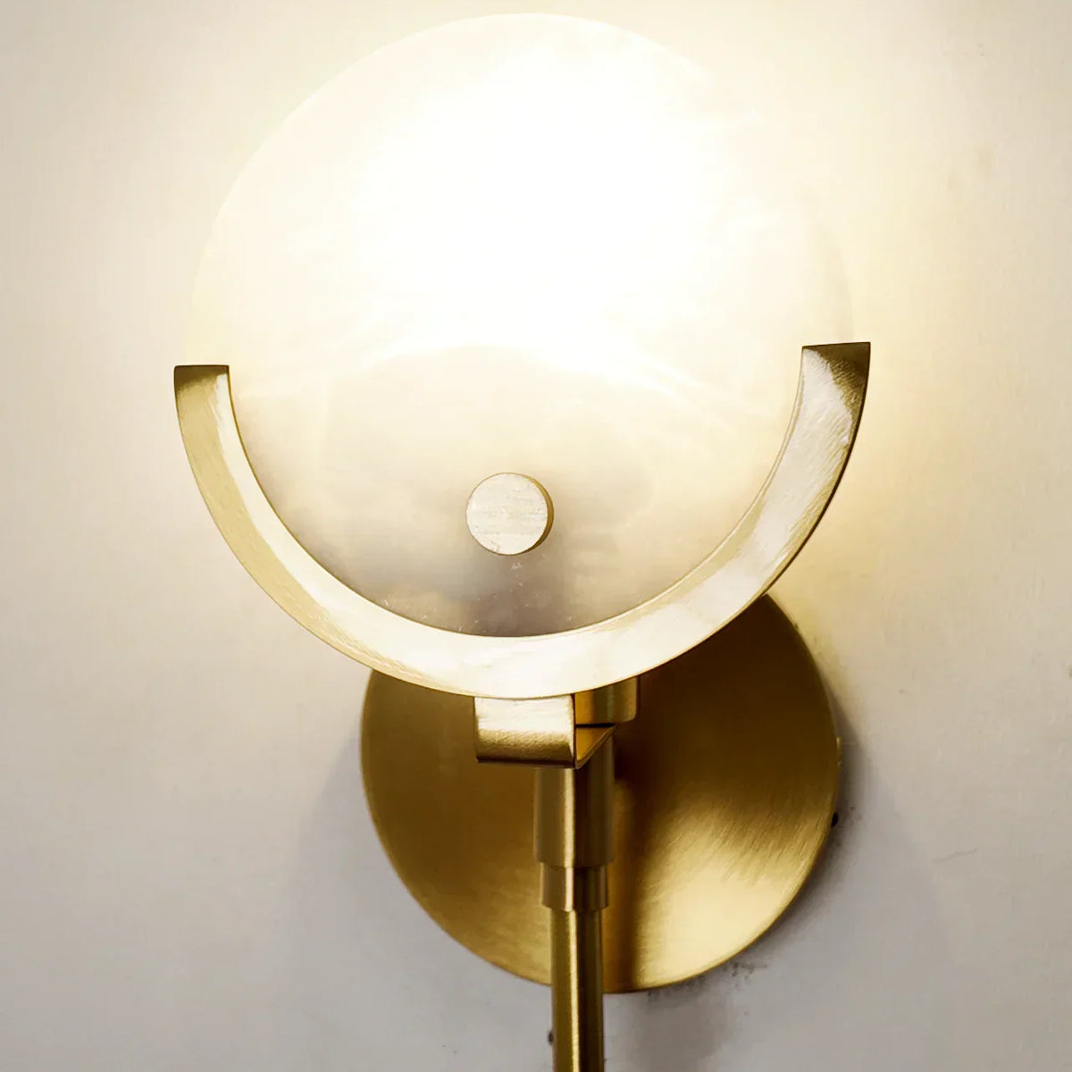 Alabaster-Ava-Messing-Wandleuchte