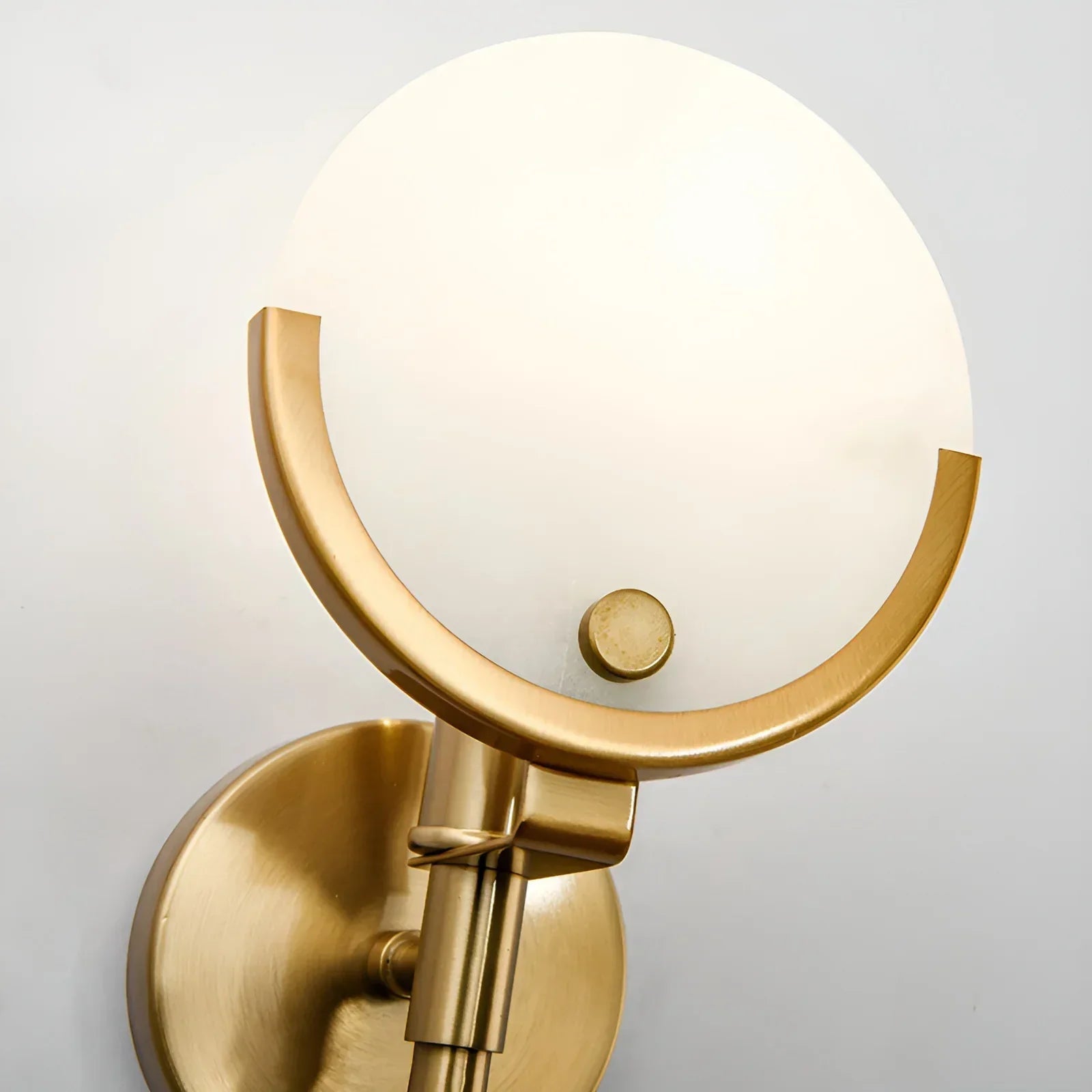 Alabaster-Ava-Messing-Wandleuchte