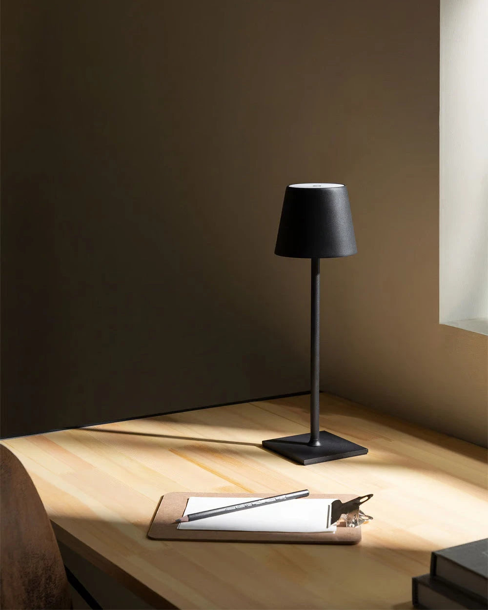 Lampe de table à LED rechargeable Apex
