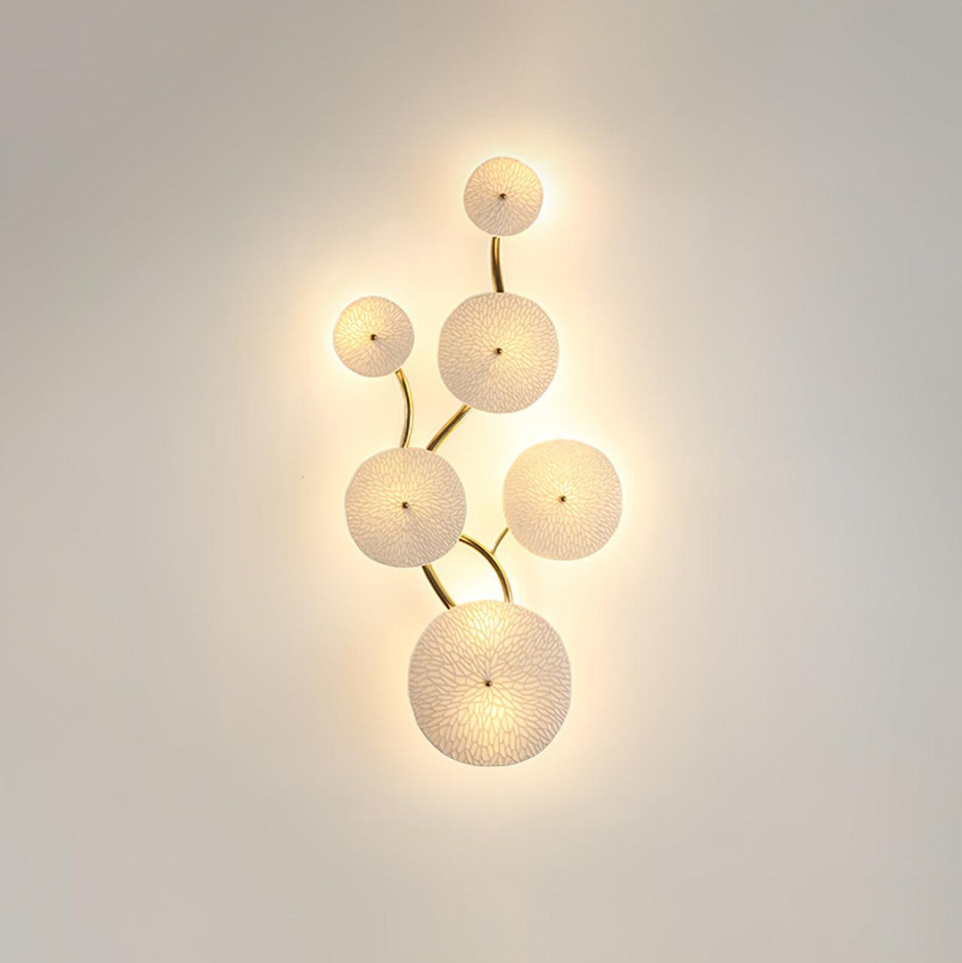 Wandleuchte mit Keramikblüten-Cluster