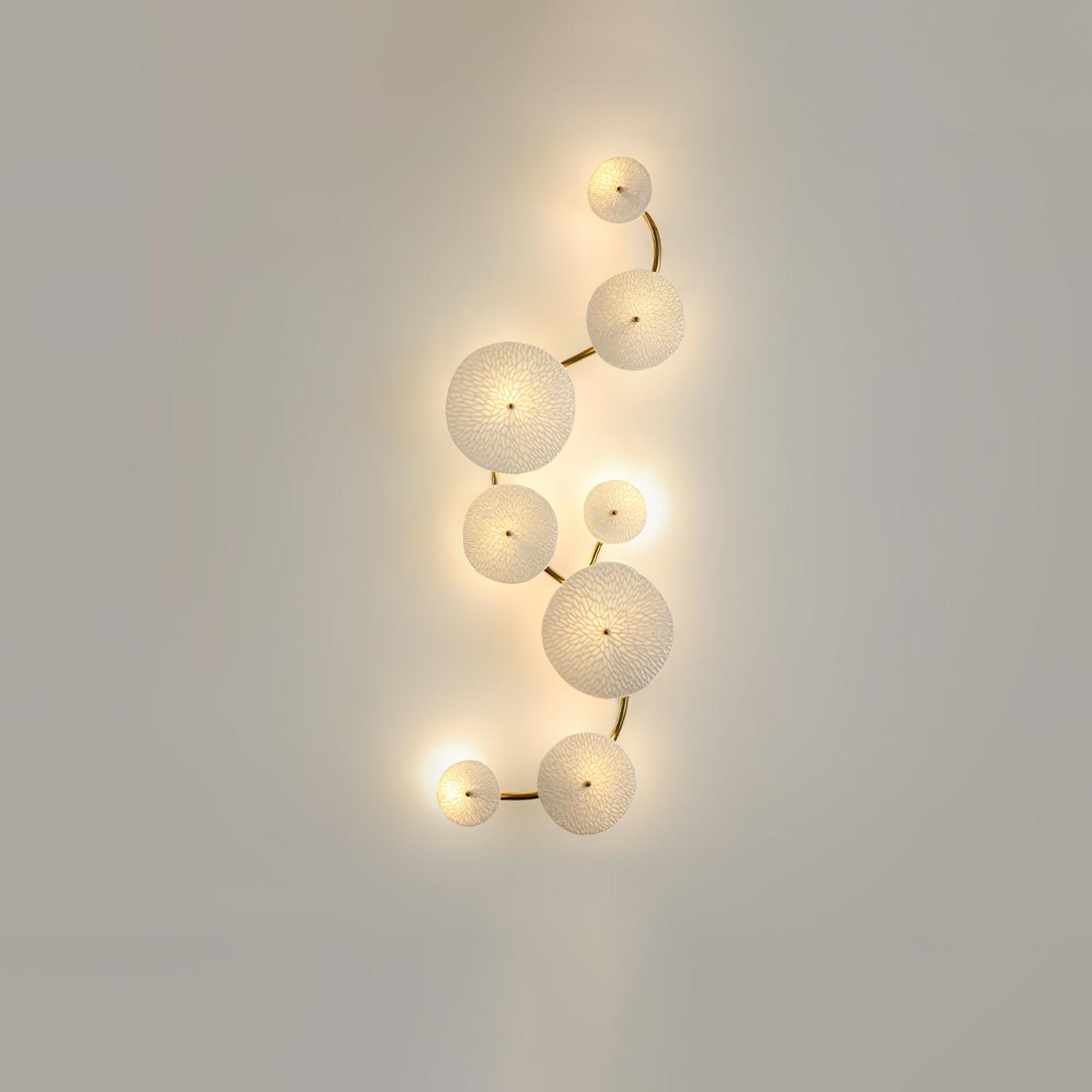 Wandleuchte mit Keramikblüten-Cluster