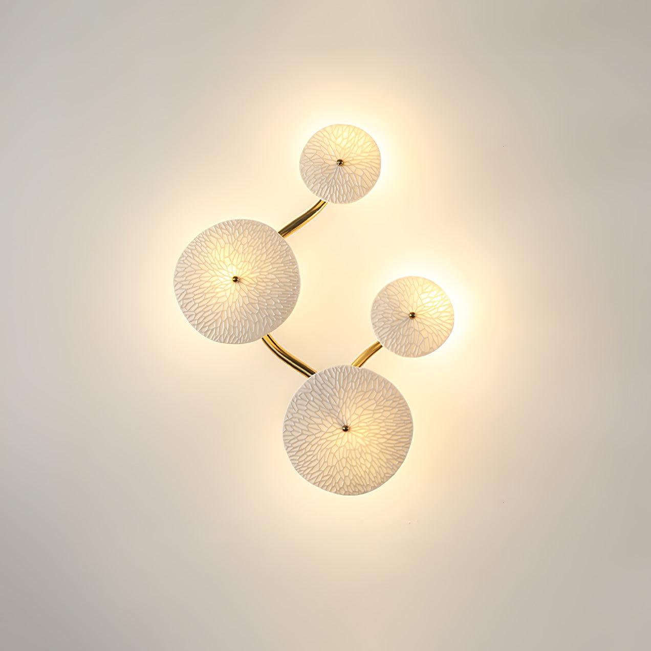Wandleuchte mit Keramikblüten-Cluster