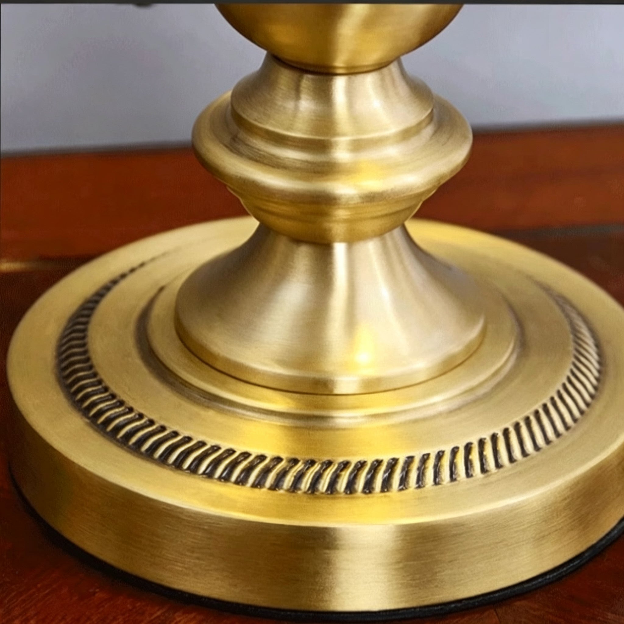 Retro Cream Shell Table Light