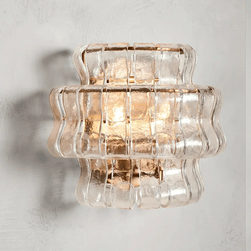 Wandleuchte aus geripptem Glas